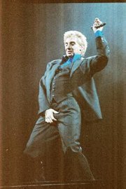 Barry Manilow in 2004 doing a MJ imitation during "Copacabana"