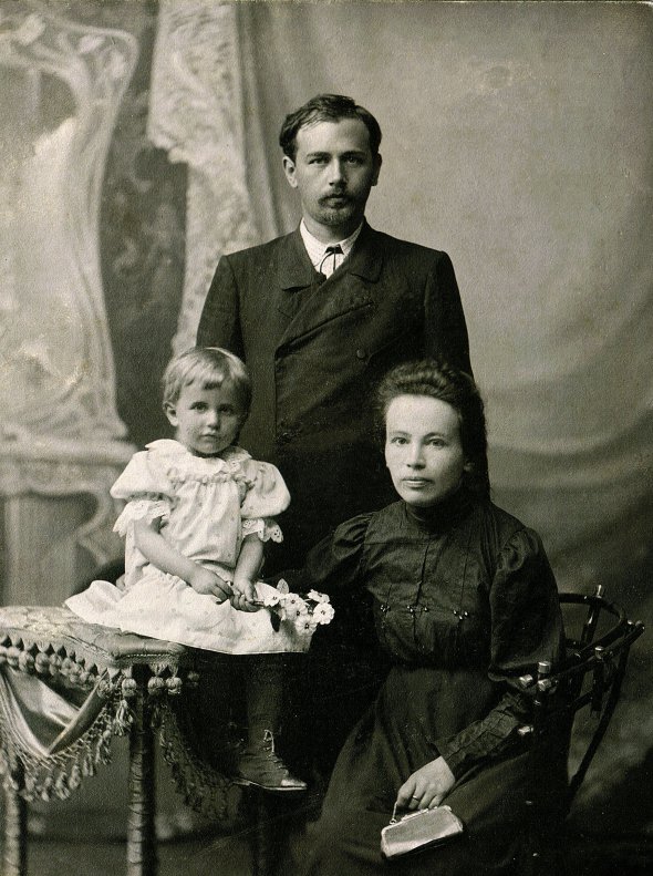   Leontovych pictured with his wife and daughter in 1905